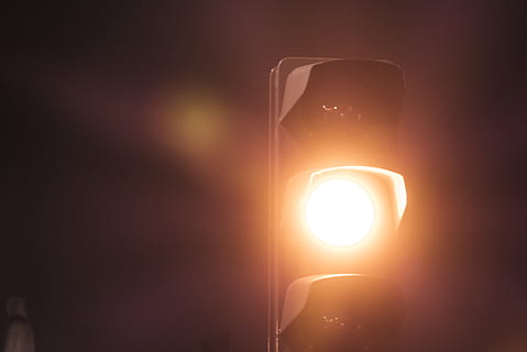 lamp, licht, verlichting, gloed, koplamp, kaars, spotlight, LED, licht armatuur, knie, lantarenpaal, stoplicht, veiligheid, kruik, gloeilamp, traliewerk, voertuig, bus, schoolbus, vervoer, verlicht, geen mensen, zonlicht, detailopname, zon, binnenshuis, Lens flare, gloeiend, verlichtingsapparatuur, helder, technologie, natuur, Oranje kleur, kopie ruimte, hemel, licht - natuurverschijnsel, zonnestraal, elektriciteit, enkel object, 4K, CC0, publiek domein, royaltyvrij