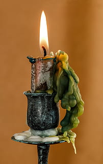 vela, llum, llanterna, foc, cera, cremant, flama, primer pla, foc - fenomen natural, cap gent, calor - temperatura, a l'interior, naturalesa, il·luminat, centrar-se en primer pla, equips d’il·luminació, brillant, taula, titular de canelobres, material de fusta, funció de construcció de parets, color taronja, groc, llum elèctrica, fons taronja, 5K, CC0, domini públic, lliure de regalies