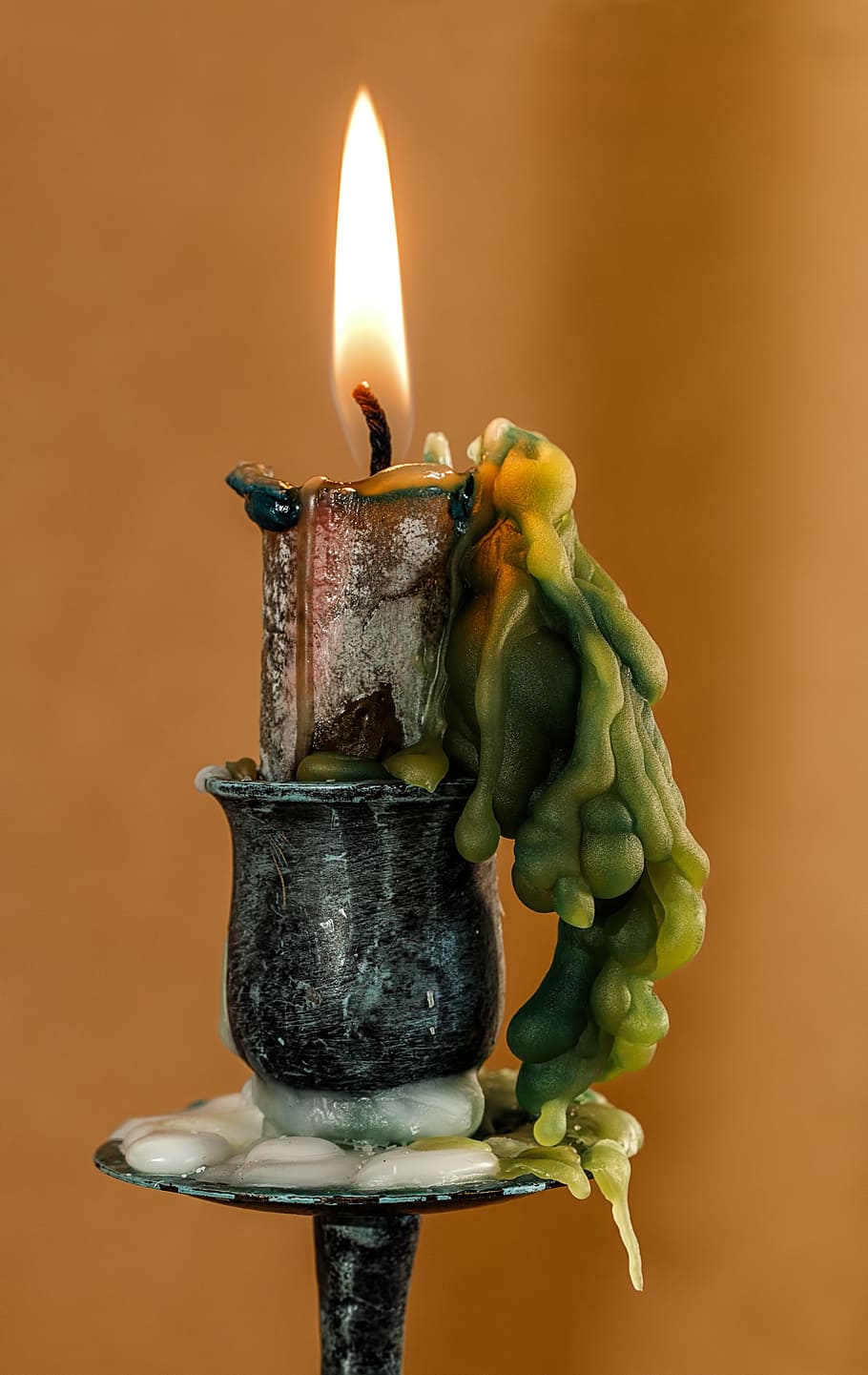 vela, llum, llanterna, foc, cera, cremant, flama, primer pla, foc - fenomen natural, cap gent, calor - temperatura, a l'interior, naturalesa, il·luminat, centrar-se en primer pla, equips d’il·luminació, brillant, taula, titular de canelobres, material de fusta, funció de construcció de parets, color taronja, groc, llum elèctrica, fons taronja, 5K