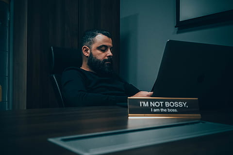 uomo, utilizzando, computer portatile, persona, umano, viso, elettronica, pc, il computer portatile, computer, barba, attività ricreative, esecutore, tastiera, strumento musicale, pianoforte, schermo, seduta, pianista, musicista, tenere sotto controllo, display, una persona, comunicazione, uomini, maschi, tecnologia, persone reali, adulto, attività commerciale, giovane adulto, in casa, tecnologia wireless, usando il portatile, ritratto, giovani uomini, uomo d'affari, buio, 5K, CC0, dominio pubblico, privo di copyright