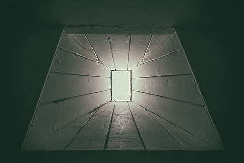 il·luminació, passadís, finestra, llum, sòls, concret, led, punt de mira, paret, ascensor, naturalesa, forat, vidre, cantonada, pantalla de llum, cúpula, edifici, arquitectura, a l'interior, estructura construïda, cap gent, llum solar, il·luminat, funció de construcció de parets, el camí a seguir, direcció, cel, porta, vista d’angle baix, entrada, absència, dia, forma, llum - fenomen natural, llum al final del túnel, sostre, directament a sota, 5K, CC0, domini públic, lliure de regalies