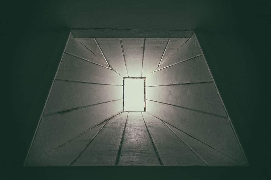 il·luminació, passadís, finestra, llum, sòls, concret, led, punt de mira, paret, ascensor, naturalesa, forat, vidre, cantonada, pantalla de llum, cúpula, edifici, arquitectura, a l'interior, estructura construïda, cap gent, llum solar, il·luminat, funció de construcció de parets, el camí a seguir, direcció, cel, porta, vista d’angle baix, entrada, absència, dia, forma, llum - fenomen natural, llum al final del túnel, sostre, directament a sota, 5K