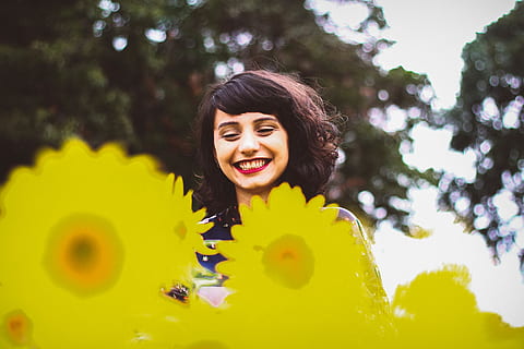 Wald, Bäume, Baum, aussehen, Stil, Sonnenblume, Feld, Leben, natürlich, Natur, glücklich, smily, lächelnd, Fotografie, Sonnenaufgang, Sonne, Mädchen, Gelb, Glück, Emotion, Porträt, eine Person, Pflanze, junger Erwachsener, Freizeitbeschäftigung, Lebensstile, Blume, blühende Pflanze, Kopfschuss, Vorderansicht, junge Frau, Kamera betrachten, Tag, Frisur, Haar, schöne Frau, draußen, 5K, CC0, gemeinfrei, lizenzfrei