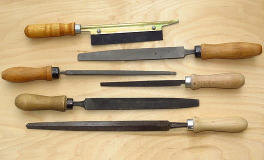 fil, værktøjer, sæt, kunsthåndværk, metal, VVS, træ - materiale, indendørs, ingen mennesker, arbejdsværktøj, gruppe af objekter, stilleben, bord, Hammer, høj vinkel visning, medium gruppe af objekter, udstyr, Kunst og håndværk, mejsel, træ, værktøj, Håndværktøj, studio skud, variation, valg, trækorn, 4K, CC0, offentligt domæne, royaltyfrie
