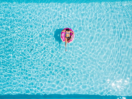 antenne, fotografering, kvinde, lyserød, svømning, flåd, udsigt, solnedgang, flydende, donut, drone visning, drone visning af kvinde svømning, kig ned, sommer, ferie, 2018, drone, pool, himmel, fransk, ø, bedst, model, Frankrig, korsika, ferier, blå, hav, sjovt, vand, svømmepøl, oppustelige, barn, lempelse, flyder på vandet, fritidsaktivitet, undervands-, udendørs, turist resort, strand, fritidsaktiviteter, badetøj, sport, natur, tropisk klima, barndom, nydelse, rød, mennesker, livsstil, glæde, turkisfarvet, sollys, aktivitet, lille, rejse, 2K, CC0, offentligt domæne, royaltyfrie
