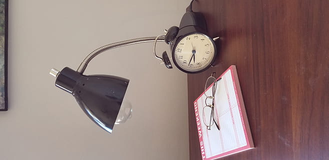 påmindelse, notesblok, weekend, ur, lampeskærm, kontor, tid, indendørs, ingen mennesker, vækkeur, tidsinstrument, vægur, bord, murbygningsfunktion, tæt på, stilleben, retro stylet, deadline, sundhedspleje og medicin, uret ansigt, emotion, nøjagtighed, lyserød farve, gammel, personlige tilbehør, 4K, CC0, offentligt domæne, royaltyfrie