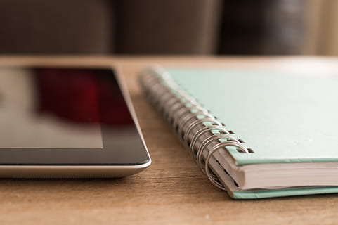 czarny, komputer typu tablet, oprócz, morski notatnik, biurko, ipad, notatnik, notatki, gabinet, tablet, wewnątrz, selektywne skupienie, stół, technologia, zbliżenie, połączenie, technologia bezprzewodowa, żadnych ludzi, publikacja, skupić się na pierwszym planie, martwa natura, książka, notatnik kołowy, Edukacja, porozumiewanie się, drewno - materiał, przenośne urządzenie informacyjne, inteligentny telefon, pusty, 5K, CC0, domena publiczna, darmowe zdjęcia