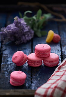 macarrones franceses, comida, confitería, dulces, planta, flor, macarrón, mesa, galleta, pastel, tratar, comer, horneando, hongo, huevo, lavanda, caramelo, Fruta, lila, comida y bebida, frescura, comida dulce, nadie, de cerca, indulgencia, adentro, material de madera, color rosa, dulce, enfoque selectivo, alimentación saludable, planta floreciendo, bienestar, comida francés, tentación, púrpura, 5K, CC0, dominio público, libre de derechos