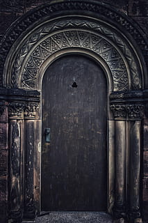 schwarze geschlossene Tür, Tür, die Architektur, Gebäude, Bogen, Krypta, Innenarchitektur, drinnen, Türschnalle, gewölbt, erkunden, dunkle Tür, dunkel, Textur, hölzerner Eingang, Eingang, Säule, Apsis, Gehweg, Pfad, gebaute Struktur, Gebäudehülle, Kunst und Handwerk, geschlossen, Religion, keine Leute, Spiritualität, die Vergangenheit, Geschichte, Anbetungsstätte, Glauben, Kunst, Kreativität, Tag, Design, aufwendig, architektonische Säule, Carving, 5K, CC0, gemeinfrei, lizenzfrei