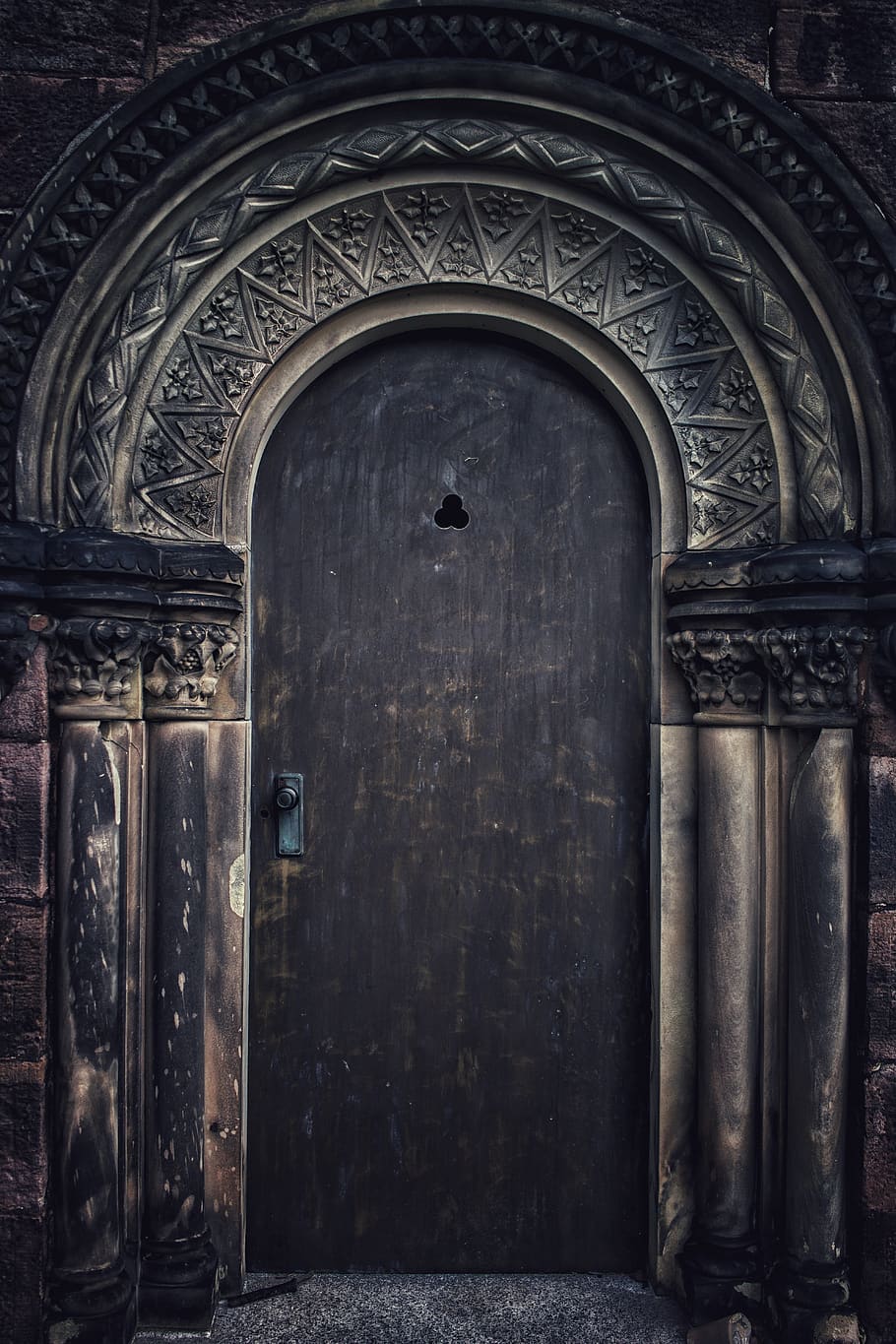 porta tancada negra, porta, arquitectura, edifici, arc, cripta, disseny d'interiors, a l'interior, tirador, arquejat, explorar, porta fosca, fosc, textura, entrada de fusta, entrada, columna, pilar, absis, passarel·la, Camí, estructura construïda, exterior de l'edifici, art i artesania, tancat, religió, cap gent, espiritualitat, el passat, història, lloc de culte, creença, artesania, creativitat, dia, disseny, ornamentat, columna arquitectònica, talla, 5K