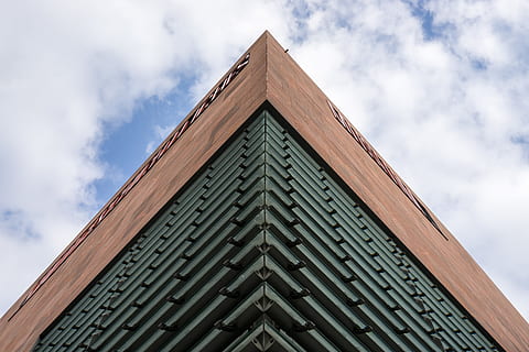 Alemanha, Leipzig, fachada, triângulo, vidro, concreto, linhas, topo, direção, lâmina, simétrico, acima, canto, visão de baixo ângulo, arquitetura, estrutura construída, nuvem - céu, céu, exterior do edifício, construção, ninguém, dia, natureza, madeira - material, ao ar livre, janela, padronizar, cidade, alto - alto, forma triangular, exterior do prédio de escritórios, arranha-céu, diretamente abaixo, 5K, CC0, domínio público, royalty free