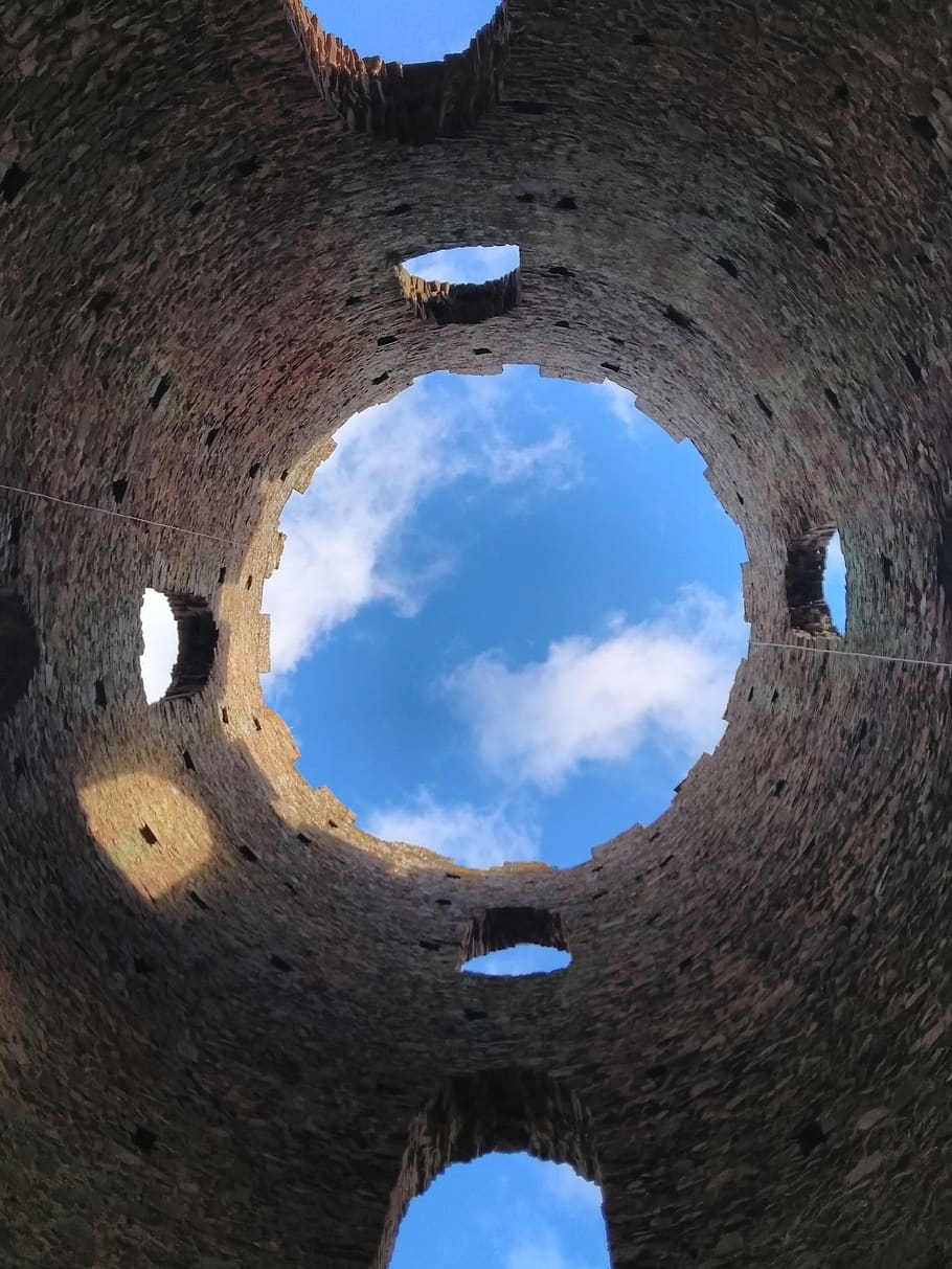la bogeria, torre, blau, núvols, ruïna, cercle, cel, història, arquitectura, dia, arc, estructura construïda, naturalesa, forat, vista d’angle baix, cap gent, a l'interior, vell, el passat, paret, funció de construcció de parets, forma, forma geomètrica, bé, directament a sota, 4K