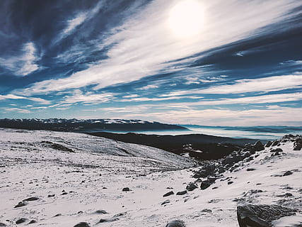 la neve, coperto, collina, nuvoloso, blu, cielo, nuvole, freddo, alba, luce del giorno, brina, gelido, ghiaccio, paesaggio, sfida mobile, montagna, oceano, panoramico, mare, riva del mare, tramonto, acqua, inverno, scenics - natura, bellezza nella natura, nuvola - cielo, temperatura fredda, scena tranquilla, la tranquillità, scena non urbana, ambiente, natura, nessuno, catena montuosa, montagna innevata, idilliaco, giorno, sole, 4K, CC0, dominio pubblico, privo di copyright