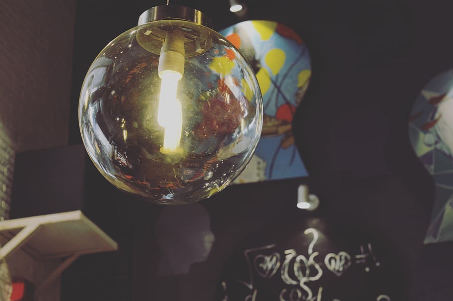 sfera, luce, universo, spazio, astronomia, cibo, uovo, pianeta, bicchiere, colori, caffetteria, estetico, moderno, decorazione d'interni, design, lampadina, decorazione, bar, trasparente, avvicinamento, vetro - materiale, concentrarsi sulle conoscenze acquisite, persone reali, una persona, in casa, parte del corpo umano, detenzione, riflessione, persona irriconoscibile, mano, mano umana, palla di cristallo, natura, uomini, parte del corpo, dito, 4K