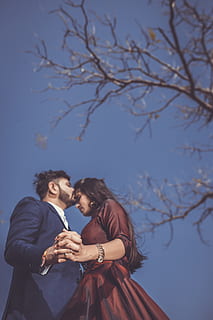 home, dona, de peu, fora, nua, arbre, afecte, arbre nu, bonic, parella, la llum del dia, vestit, abraçada, expressió facial, moda, mans, de la mà, petó, petons, amor, tir en angle baix, a l'aire lliure, gent, sessió de fotos, retrat, pose, recreació, romanç, romàntic, vista lateral, junts, unió, desgast, dues persones, emoció, dones, estils de vida, parella - relació, persones reals, adult, activitat d'oci, emoció positiva, adult jove, dones joves, cel, homes, naturalesa, 5K, CC0, domini públic, lliure de regalies
