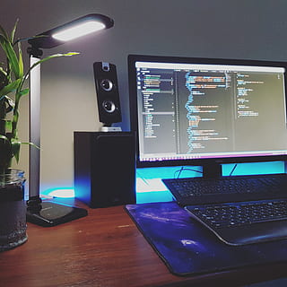 arbejdsområde, computer, skrivebord, pc, Opsætning, teknologi, indendørs, bord, belyst, computerskærm, computerudstyr, ingen mennesker, belysningsudstyr, meddelelse, forretning, forbindelse, trådløs teknologi, elektrisk lys, moderne, fravær, skærm, vindue, lys, hjemlige værelse, 2K, CC0, offentligt domæne, royaltyfrie