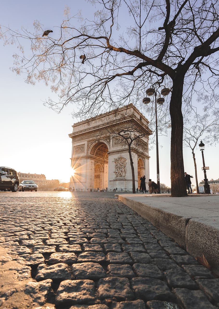 arch de triomphe, arquitectura, arbre, estructura construïda, cel, naturalesa, carrer, ciutat, exterior de l'edifici, arbre nu, arc, llambordes, el passat, transport, història, planta, cap gent, destinacions de viatge, branca, dia, cotxe, a l'aire lliure, columna arquitectònica, 5K