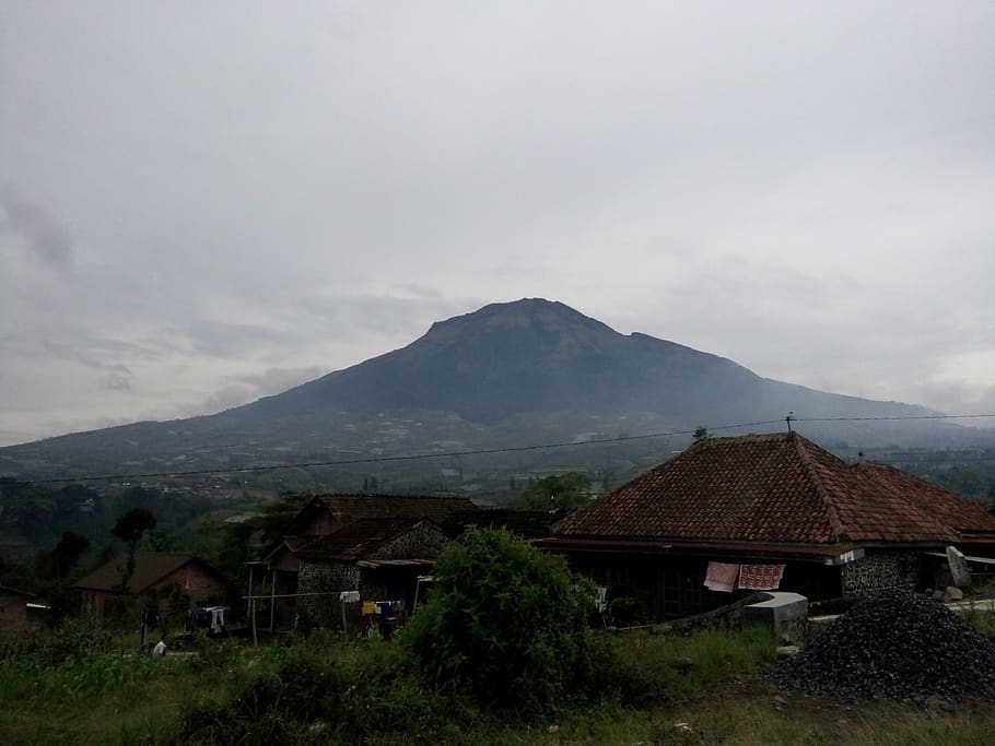 indonèsia, dieng, muntanya, arquitectura, cel, estructura construïda, núvol - cel, exterior de l'edifici, edifici, escenics - natura, paisatge, medi ambient, bellesa a la natura, casa, naturalesa, cap gent, Serra, sostre, planta, terra, dia, a l'aire lliure, cim de muntanya, 2K