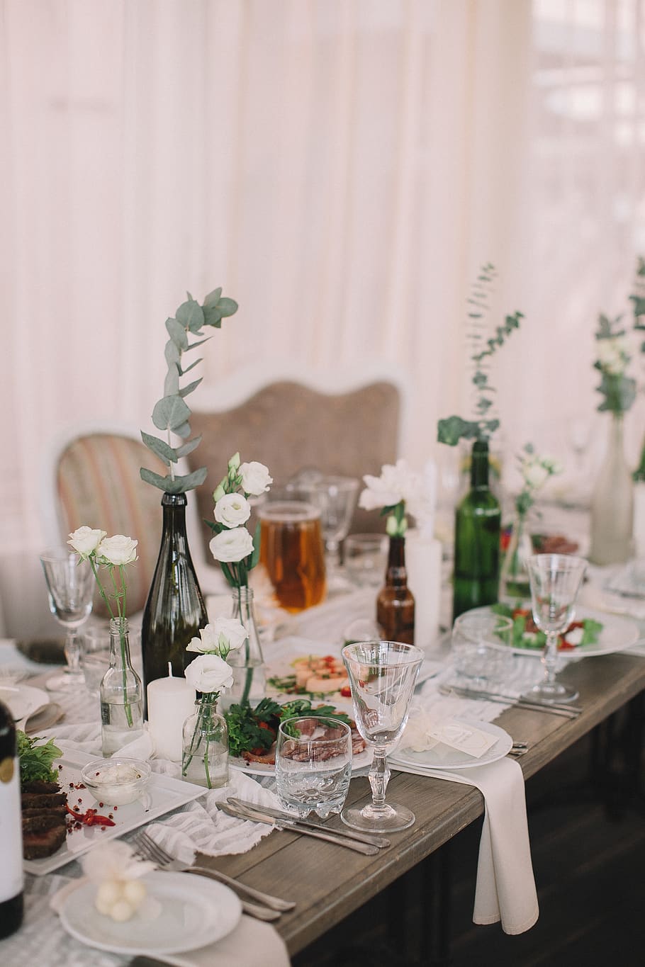 bicchieri sul tavolo, posate, argenteria, impostazione della tabella, vasellame, tavolo, bicchiere, mobilia, tavolo da pranzo, ambientazione, in casa, cibo e bevande, attrezzature domestiche, bicchiere di vino, fiore, pianta fiorita, piatto, nessuno, assenza, bere, rinfresco, interno di casa, tovaglia, 4K