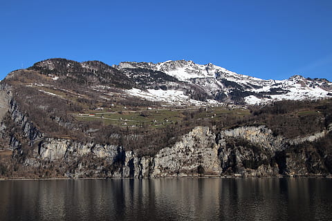 schieramento, montagne, rocce, lago, panorama, alpino, roccia, l'altezza del, montagna, la neve, il palco, cime, la prospettiva di, le Alpi, picco, figura, alto, sopra, cielo blu, villaggio alpino, sovrapposizione, vedere, viaggio, Svizzera, acqua, bellezza nella natura, cielo, scena tranquilla, scenics - natura, la tranquillità, lungomare, natura, cielo sereno, nessuno, giorno, catena montuosa, pianta, albero, scena non urbana, ambiente, temperatura fredda, all'aperto, montagna innevata, picco di montagna, formazione, 5K, CC0, dominio pubblico, privo di copyright
