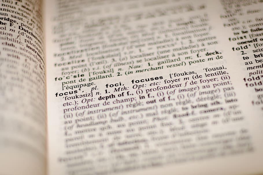 focus, paraules, diccionari, llibre, estudiar, aprenentatge, educació, escola, negocis, text, enfocament selectiu, comunicació, cap gent, paper, publicació, guió occidental, primer pla, periòdic, fons, a l'interior, els mitjans de comunicació, creença, mitjà d'informació, religió, literatura, pàgina, 2K