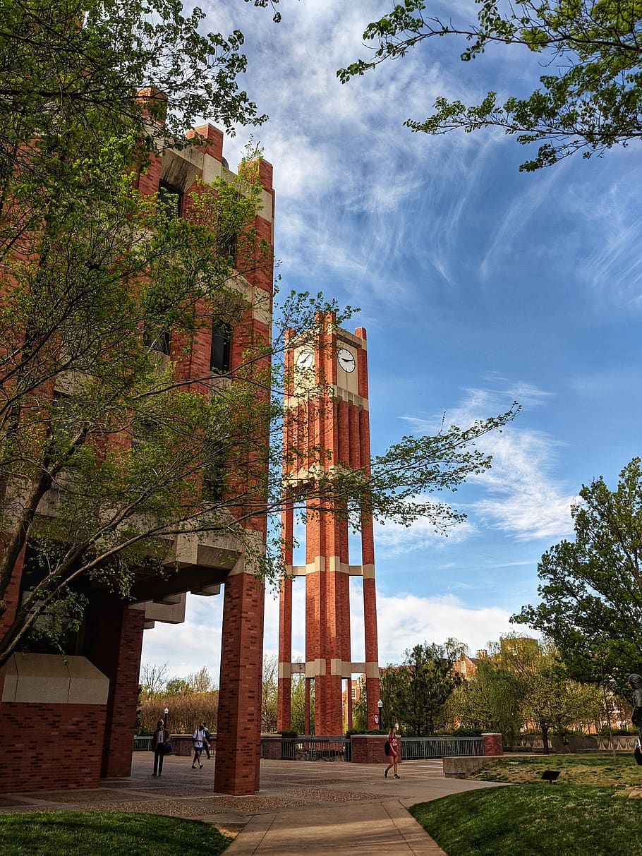 edifici, arquitectura, torre, humà, persona, Torre del Rellotge, la universitat de Oklahoma, norman, Estats Units, fletxa, campanar, rellotge, universitat, Oklahoma, campus, columna, pilar, maó, estructura construïda, planta, arbre, cel, núvol - cel, exterior de l'edifici, naturalesa, història, dia, el passat, destinacions de viatge, cap gent, vista d’angle baix, viatjar, a l'aire lliure, columna arquitectònica, religió, 4K