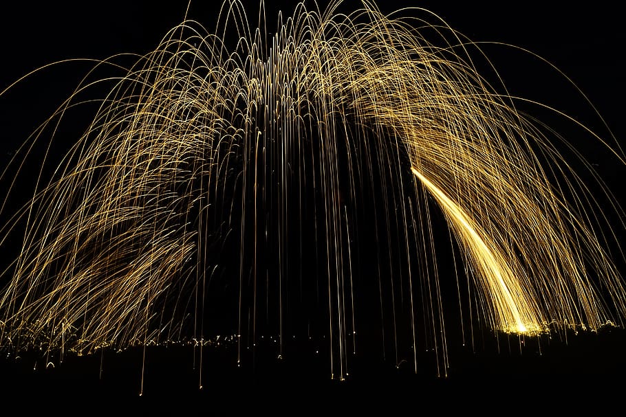 fuoco, squillare, notte, illuminato, movimento, lunga esposizione, raggiante, cultura artistica e intrattenimento, lana filo, movimento sfocato, fuoco d'artificio, Filatura, natura, nessuno, modello, celebrazione, all'aperto, Fuochi artificiali, Inquadratura dal basso, scintille, cielo, luce, fuochi d'artificio - Oggetto creato dall'uomo, 5K