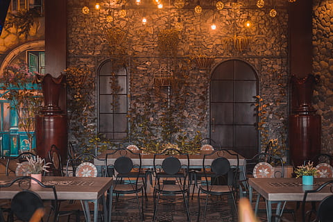 boş, yemek takımları, eatery, mimari, kafeterya, sandalye, yemek, mobilya, ev, otel, içeriye, içeride, iç dizayn, Lamba, ışıklar, lüks, restoran, oda, tablo, tablolar, oturma yeri, iş, aydınlatma ekipmanı, aranjman, yapılı yapı, kafe, aydınlatılmış, yokluk, yiyecek ve içecek, bina, bir grup insan, gerçek insanlar, oturma, ayar, ışık, bardak, 5K