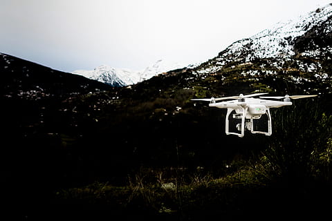 drone, kamera, skyer, himmel, video, ta opp, hvit, fjell, natur, ingen folk, anlegg, snø, skjønnhet i naturen, fjellkjede, teknologi, kaldtemperatur, naturskjønnhet - natur, tre, vinter, miljø, landskap, utendørs, dag, transportmiddel, luftfartøy, snødekte fjell, fjelltopp, 5K, CC0, offentlig domene, opphavsrett gratis