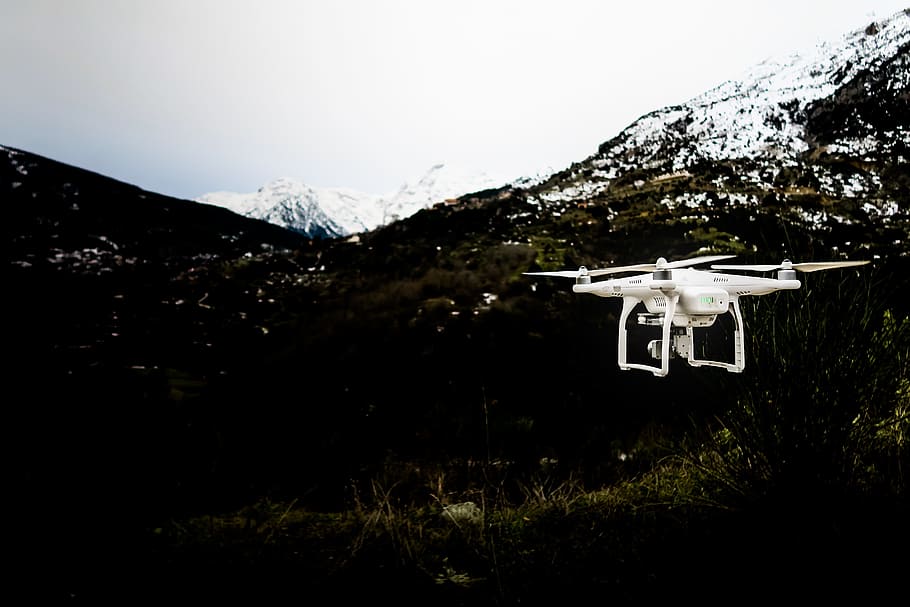 drone, càmera, núvols, cel, vídeo, registre, blanc, muntanya, cap gent, planta, naturalesa, bellesa a la natura, Serra, manera de transport, neu, temperatura de fred, escenics - natura, volant, transport, arbre, vehicle aeri, medi ambient, tecnologia, paisatge, dia, a l'aire lliure, muntanya nevada, cim de muntanya, 5K
