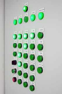 buton, Lamba, gösterge, parıltılı, uyarı, Alarm, Led, ışık, sistem, kontrol, yeşil, içeriye, yeşil renk, üst üste, insansız, büyük nesne grubu, teknoloji, yan yana, kapatmak, natürmort, aranjman, gri, bağ, sipariş, stüdyo çekimi, iletişim, batı yazısı, geometrik şekil, tekrarlama, Metin, 2K