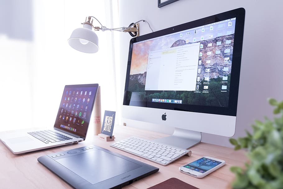 Computer, Tastatur, Apfel, Laptop, Handy, Mobiltelefon, Telefon, Elektronik, modern, Technologie, Geschäft, Büro, kabellose Technologie, Kommunikation, Tabelle, Verbindung, Schreibtisch, keine Leute, Möbel, drinnen, Computerbildschirm, Computerausrüstung, Desktop-PC, Tag, Fenster, Internet, elektrische Lampe, 5K
