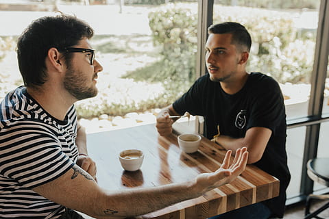 to, herrer, samtale, bord, human, person, kaffekop, kop, restaurant, briller, tilbehør, keramik, underkop, cafe, træ, drikke, drik, latte, mad, mad domstol, dating, krydsfiner, to personer, sidder, samvær, voksen, unge mænd, mad og drikke, midt voksne mænd, afslappet tøj, indendørs, venskab, ung voksen, midt voksen, par - forhold, 5K, CC0, offentligt domæne, royaltyfrie