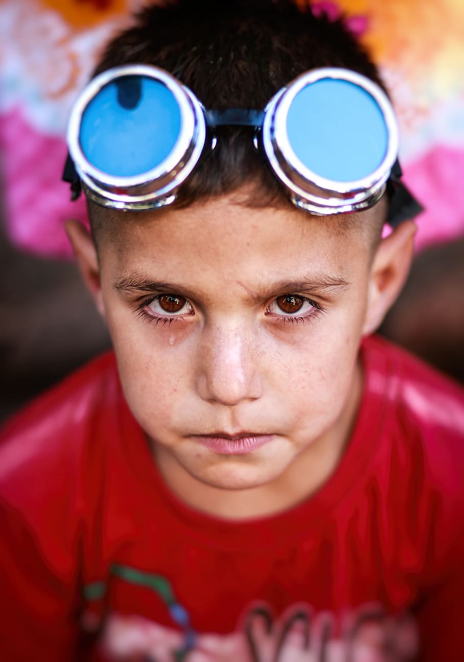ragazzo che indossa occhiali, ragazzo, bambino, carina, viso, occhiali, analizzare, cercare, guardare, persona, ritratto, colpo alla testa, vista frontale, guardando la fotocamera, infanzia, persone reali, avvicinamento, una persona, stili di vita, maschi, uomini, ragazzi, concentrarsi sulle conoscenze acquisite, attività di svago, giorno, sport, volto umano, adolescente, innocenza, 4K