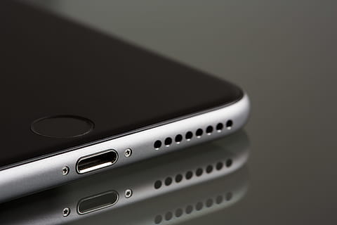 rymden, grå, iphone 8, äpple, bas, rena, närbild, företags-, iphone, iphone 6 plus, iphone x, blixtkontakt, telefon, reflexion, smartphone, högtalare, teknologi, kommunikation, förbindelse, trådlös teknik, studio skott, inget folk, kopiera utrymme, inomhus, svart färg, enda objekt, modern, smart telefon, svart bakgrund, bärbarhet, bärbar informationsanordning, högvinkelvy, mobiltelefon, global kommunikation, telekommunikationsutrustning, elektronisk arrangör, elektrisk utrustning, silverfärgad, 5K, CC0, offentligt domän, royaltyfria