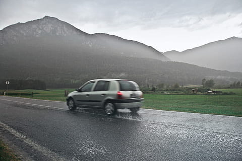 pandangan kabur, mobil, jalan, hujan, gunung, mengaburkan, awan, mendorong, menyetir, pemandangan, pariwisata, roda, alam, curah hujan, keamanan, perjalanan, air, angkutan, moda transportasi, Kendaraan bermotor, langit, awan - langit, kabut, hari, bergerak, pegunungan, kendaraan darat, gerakan, lingkungan Hidup, badai, tidak ada orang, di luar rumah, 2K, CC0, domain publik, bebas royalti