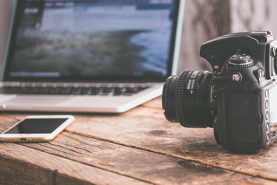Černá, dslr fotoaparát, béžový, dřevěný, povrch, analog, Pozadí, Fotoaparát, lavice, zařízení, digitální fotoaparát, elektronika, prázdný, soustředit se, iphone, laptop, objektiv, moderní, retro, rustikální, obrazovka, chytrý telefon, technologie, vinobraní, dřevo, pracoviště, pracovního prostoru, bezdrátové technologie, fotografická témata, zaměřit se na popředí, nikdo, stůl, uvnitř, sdělení, fotoaparát - fotografické vybavení, detail, dřevo - materiál, spojení, den, fotografické vybavení, přenosné informační zařízení, počítač, okno, 4K