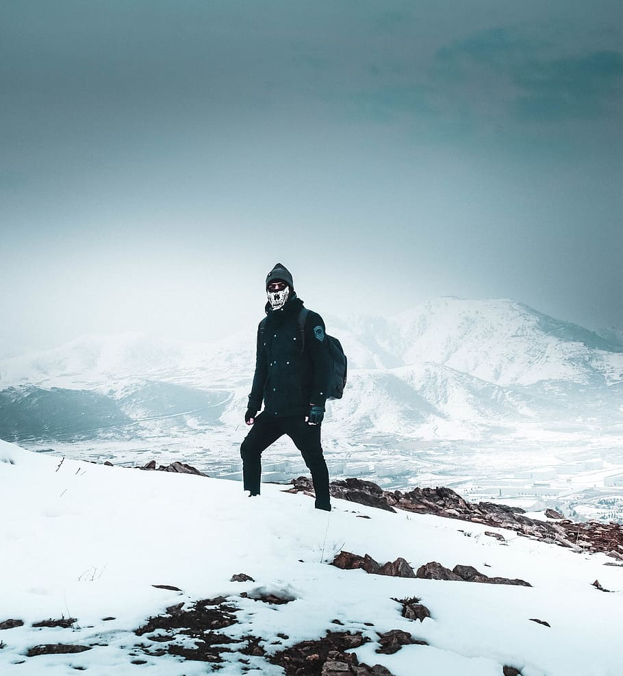 persona, de peu, nevat, zona, aventura, motxilla, impressionant, fred, zing, gelada, temps gelat, congelat, caminada, excursionista, horitzó, alpinista, Muntanyisme, naturalesa, pose, posant, recreació, temporada, cel, neu, muntanya coberta de neu, trek, trekking, hivern, roba d'hivern, temperatura de fred, una persona, persones reals, estils de vida, activitat d'oci, adult jove, longitud completa, roba calenta, bellesa a la natura, roba, vista frontal, muntanya, dia, terra, a l'aire lliure, clima extrem, 4K