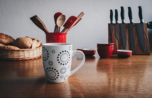 mok, voorkant, broden, naast, spatels, tafel, kop, bestek, keukengerei, messen, spatel, lepel, tafelgerei, gereedschap, binnenshuis, keuken gebruiksvoorwerp, eten en drinken, hout - materiaal, eetgerei, stilleven, houder, geen mensen, huishoudspullen, koffiekop, drinken, voedsel, verfrissing, rood, aardewerk, mand, dienblad, 4K, CC0, publiek domein, royaltyvrij