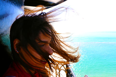 Meer, Haar, Frisur, eine Person, Kopfschuss, lange Haare, Porträt, Wasser, Strubelkopf, Bewegung, menschliches Haar, echte Menschen, Glück, Frau, Freizeitbeschäftigung, junger Erwachsener, Horizont, schwarzes Haar, Tag, Horizont über Wasser, draußen, Wind, Haare werfen, 5K, CC0, gemeinfrei, lizenzfrei