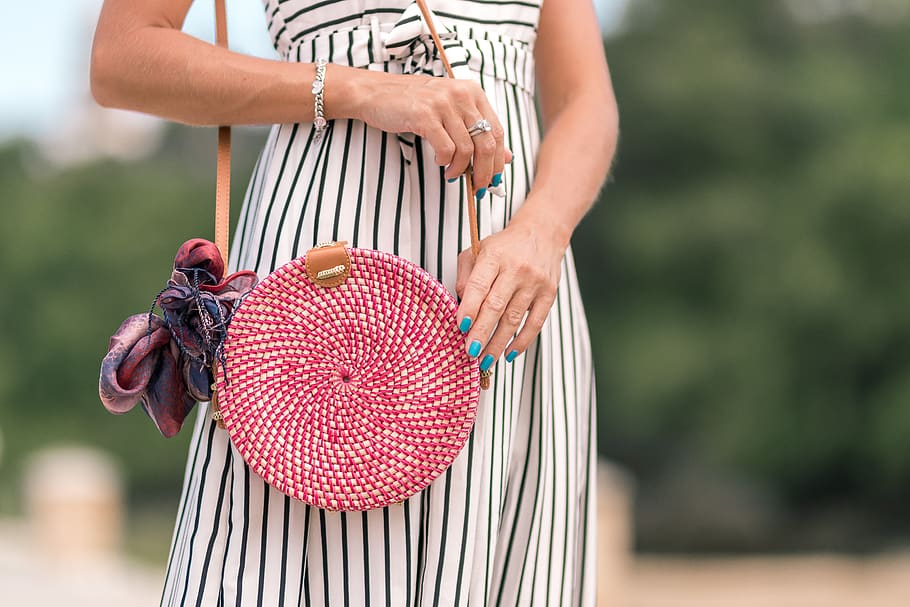 dona, portar, blanc, negre, ratlles, vestit, celebració, vermell, bossa de fona, fons, fons borrós, brillant, roba, colors, moda, de moda, femella, noia, mans, humà, senyora, persona, Ratan, bufanda, estil, elegant, secció mitjana, dones, una persona, adult, part del cos humà, mà humana, centrar-se en primer pla, mà, estils de vida, dia, de peu, femelles, roba casual, a l'aire lliure, naturalesa, activitat d'oci, primer pla, adolescent, 5K