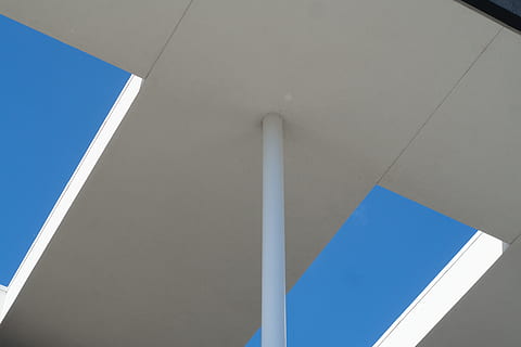 patró, blau, arquitectura, columna, cap gent, cel clar, estructura construïda, vista d’angle baix, dia, naturalesa, exterior de l'edifici, resum, forma, angle, cel, forma geomètrica, a l'aire lliure, Color blanc, corba, primer pla, llum solar, columna arquitectònica, sostre, concret, 5K, CC0, domini públic, lliure de regalies