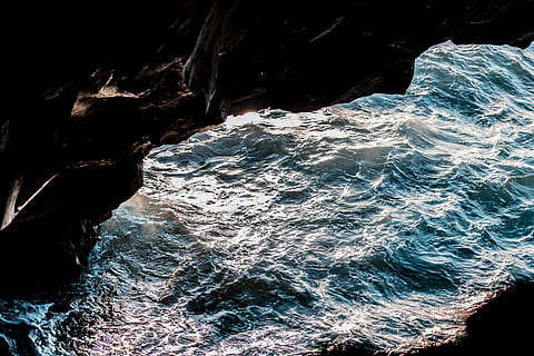 les ones del mar, aigua, mar, oceà, naturalesa, a l'aire lliure, cova, línia de costa, cala, Costa, los hervideros, ocell, animal, onades del mar, onades, roques, penya-segat, terra, paisatge, escull, la vida marina, moviment, bellesa a la natura, onada, davant del mar, cap gent, rock, escenics - natura, dia, rock - object, sòlid, formació de roca, esport aquàtic, idíl·lic, esport, poder a la natura, aigua que flueix, 5K, CC0, domini públic, lliure de regalies