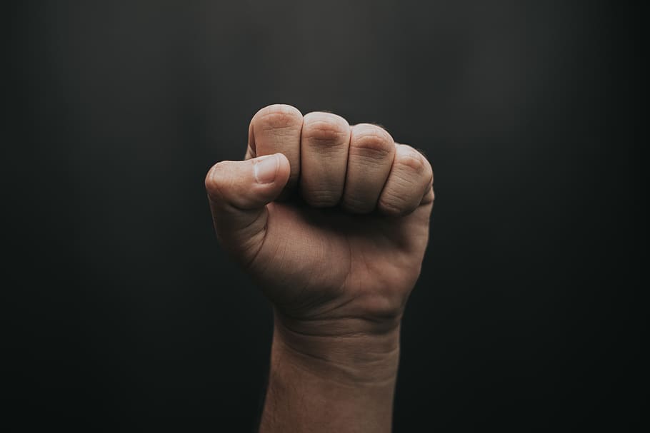 mà humana esquerra, puny, mà, pell, mà humana, part del cos humà, fons negre, una persona, part del cos, gesticulant, tir de l'estudi, primer pla, a l'interior, força, dit, dit humà, persona irreconeixible, mostrant, còpia espai, emoció, èxit, palmell, aturar el gest, agressió, extremitat humana, 5K