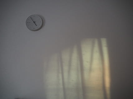 sala, leve, Tempo, relógio, instrumento do tempo, relógio de parede, recurso de construção de parede, dentro de casa, ninguém, sombra, suspensão, copie o espaço, único objeto, cor branca, visão de baixo ângulo, mostrador do relógio, manhã, data limite, número, têxtil, cortina, arquitetura, ponteiro dos minutos, Concentre-se na sombra, 4K, CC0, domínio público, royalty free
