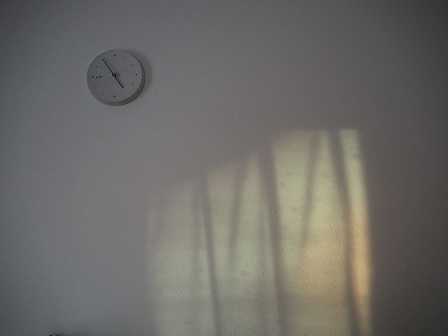habitació, llum, temps, rellotge, instrument del temps, rellotge de paret, funció de construcció de parets, a l'interior, cap gent, ombra, penjant, còpia espai, sol objecte, Color blanc, vista d’angle baix, al matí, data límit, nombre, tèxtil, cortina, arquitectura, Minuta, centrar-se en l'ombra, 4K