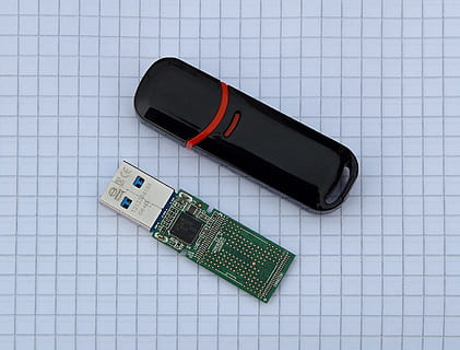 usb, pal, memòria, ordinador, emmagatzematge, electrònica, tecnologia, dades, còpia de seguretat, connexió, digital, flaix, desmuntable, a l'interior, cap gent, natura morta, primer pla, vista d’angle alt, paper, color negre, comunicació, negocis, directament a sobre, tecnologia sense fils, tir de l'estudi, patró, bolígraf, Finances, còpia espai, instrument d’escriptura, economia, 2K, CC0, domini públic, lliure de regalies