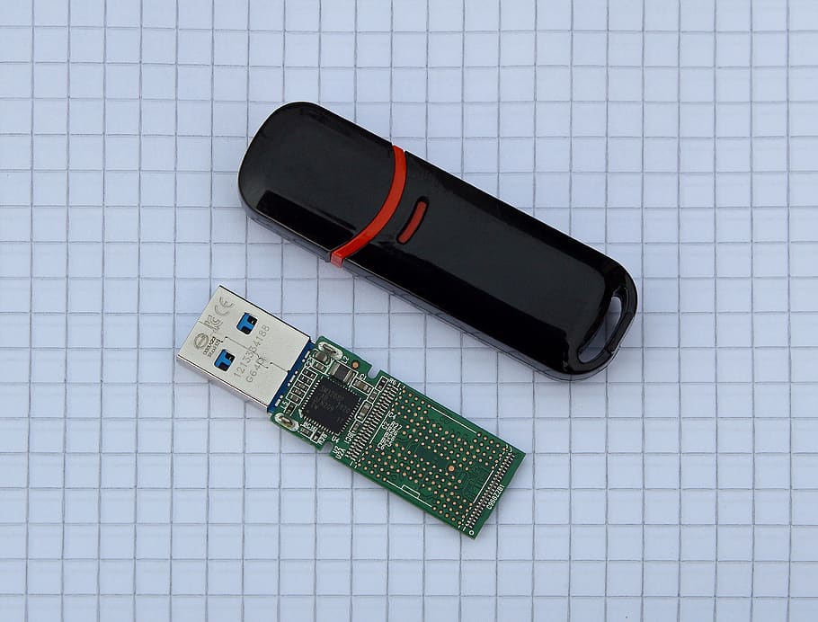 usb, pal, memòria, ordinador, emmagatzematge, electrònica, tecnologia, dades, còpia de seguretat, connexió, digital, flaix, desmuntable, a l'interior, cap gent, natura morta, primer pla, vista d’angle alt, paper, color negre, comunicació, negocis, directament a sobre, tecnologia sense fils, tir de l'estudi, patró, bolígraf, Finances, còpia espai, instrument d’escriptura, economia, 2K