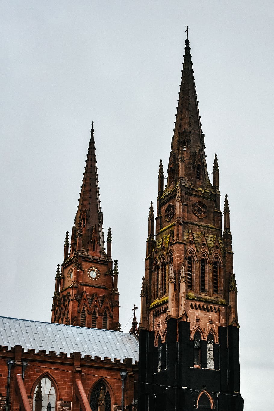 catedral negra, arquitectura, fletxa, edifici, torre, campanar, Torre del Rellotge, new york, història, ciutat, metròpolis, urbà, centre de la ciutat, Església, parlament, vianants, cúpula, pneumàtic, roda, màquina, estructura construïda, exterior de l'edifici, cel, vista d’angle baix, destinacions de viatge, lloc de culte, el passat, cel clar, creença, naturalesa, religió, espiritualitat, viatjar, turisme, cap gent, a l'aire lliure, estil gòtic, ornamentat, 5K