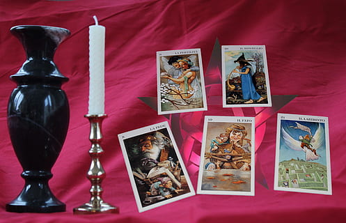 tarot, kort, urne, lys, lysestage, skæbne, tro, psykiske, spådomskunst, forudsigelse, fremtid, mystiker, læsning, kortspil, atmosfære, atmosfærisk, mystisk, sigøjner, okkulte, overtro, paranormale, pentagram, pentangle, åndelig, stilleben, indendørs, ingen mennesker, variation, valg, billedramme, ramme, menneskelig repræsentation, bord, Kunst og håndværk, stor gruppe af objekter, mandlig lighed, arrangement, kollektion, repræsentation, gruppe af objekter, høj vinkel visning, håndværk, tæt på, antik, 4K, CC0, offentligt domæne, royaltyfrie